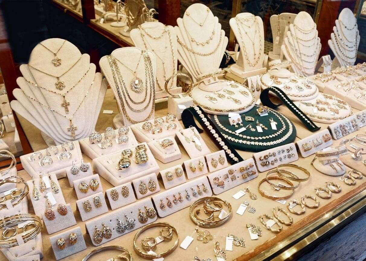 A table with many different types of jewelry.